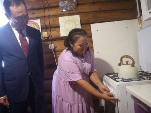 Айсен Николаев навестил участника СВО в Мегино-Кангаласском районе Якутии