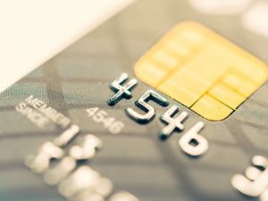 В Верхневилюйске женщина осуждена за кражу денег с чужой банковской карты