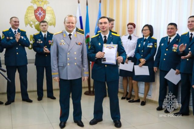 В Якутии поздравили специалистов МЧС России с Днем спасателя