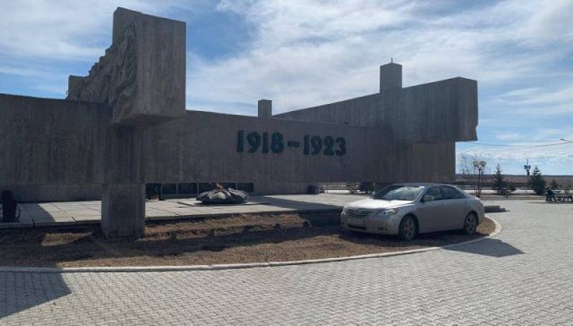 Водителя, припарковавшего авто у мемориала «Вечный огонь», оштрафовали