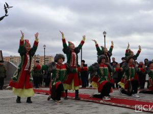 В Якутске возложили цветы к памятнику Матери