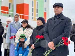 К памятнику кормящей матери в Якутске возложили цветы