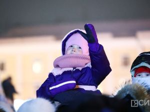 Фоторепортаж: зажжение новой новогодней ёлки в Якутске