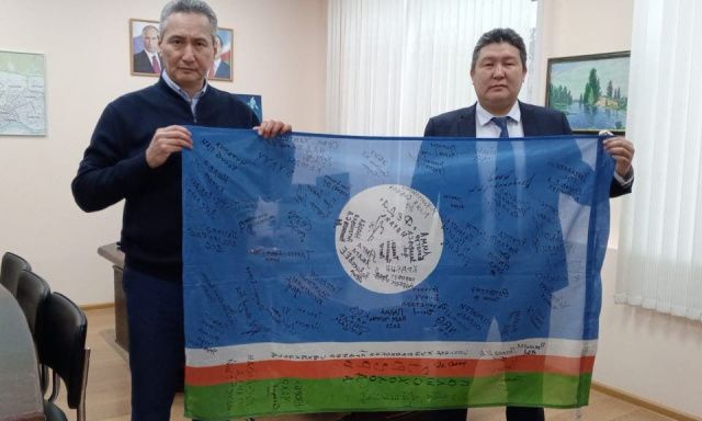 Флаг с автографами участников СВО передали в музейный фонд исторического парка в Якутске