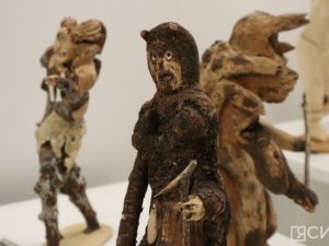 Мастер резьбы по дереву из Горного района представил героев Олонхо на фестивале NeoOlonkho в Якутске