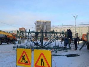 На площади Орджоникидзе начали устанавливать главную елку Якутска