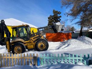 Фотофакт: в селе Бяс-Кюель Горного района многодетный отец сделал горку из снега для детей