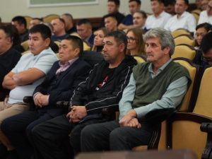 В Якутске сегодня прошло торжественное мероприятие, посвящённое Дню работников дорожного хозяйства и Дню работников автомобильного и городского пассажирского транспорта