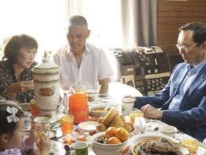 Айсен Николаев навестил семью участника СВО в селе Оросу Верхневилюйского района