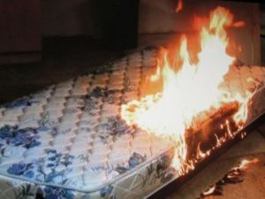 Загоревшийся матрас чуть не привел к пожару в многоквартирном доме в Жатае