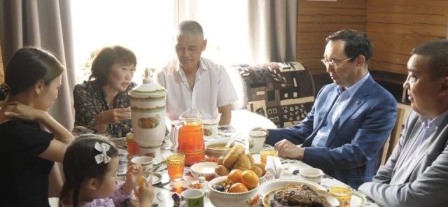 Айсен Николаев навестил семью участника СВО в селе Оросу Верхневилюйского района