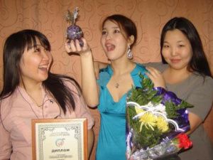 Якутская певица в шоке от «радиоактивной» статуэтки Глотова!