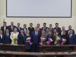 Депутатам Якутской городской Думы нового созыва вручили удостоверения об избрании