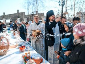 Фотофакт: Глава Якутии с дочкой освятили куличи в Преображенском соборе