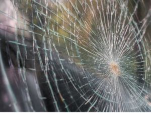 Жительница Якутска выбросила с балкона банку с окурками и повредила припаркованный во дворе автомобиль