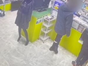 В Якутске в ломбарде похитили часы с витрины