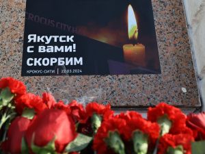 В память о жертвах трагедии на площади Победы в Якутске общественники возложили цветы