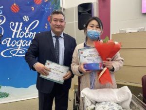 «Детям столетия» выдали серебряные погремушки и 100 тыс. рублей