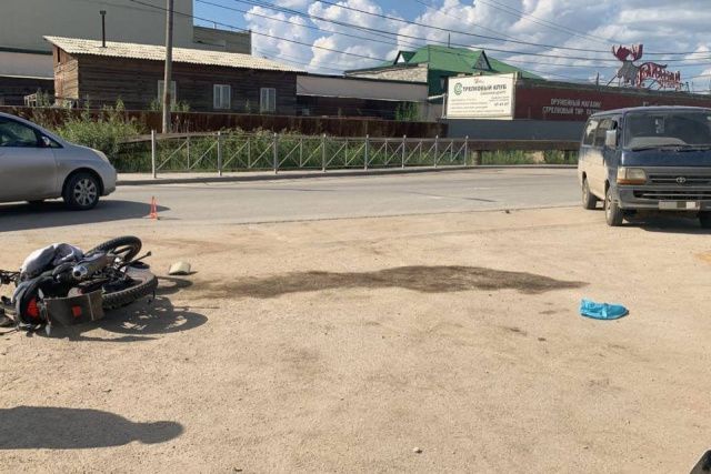 Подростки на мотоцикле пострадали в ДТП с минивэном в Якутске