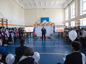 Альберт Семёнов поздравил школьников с окончанием учебного года