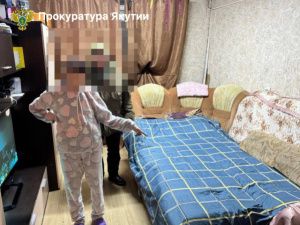 Жительница Якутии надолго оставляла малолетних детей одних без еды и жестоко обращалась с ними
