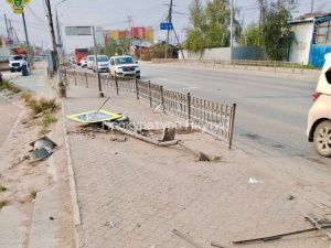 В Якутске женщина-водитель снесла ограждение и дорожный знак на улице: Подан иск о возмещении ущерба