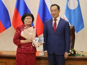 Айсен Николаев вручил государственные награды матерям Якутии