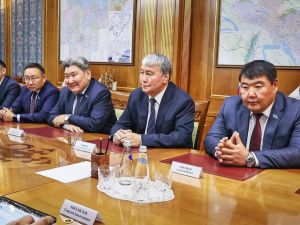 Айсен Николаев провел встречу с руководителями парламента Якутии