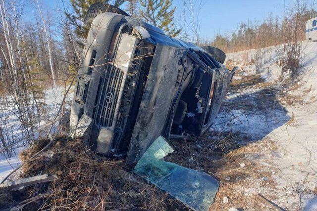 В Намском районе Якутии в ДТП опрокинулся автомобиль. Двое человек пострадали