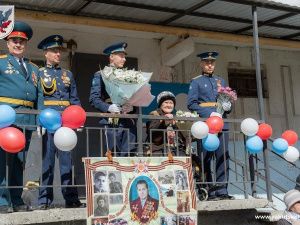«Поем двором»: в Якутске поздравляют ветеранов войны