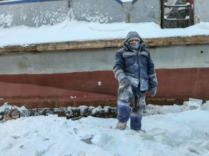 Работа не для слабаков: как вымораживают и ремонтируют речные суда в Якутии