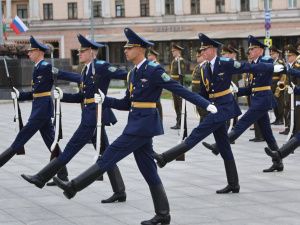 Глава Якутии возложил цветы к монументу Победы в Минске