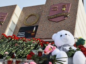 В память о жертвах трагедии на площади Победы в Якутске общественники возложили цветы