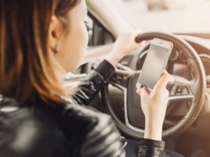 В Якутске женщина-таксист похитила смартфон пассажирки