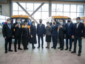 Школы Якутии получили 70 новых автобусов
