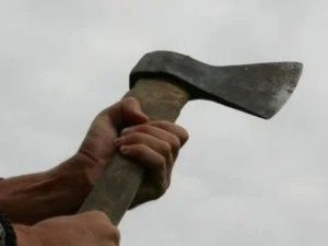 40-летний мужчина, напавший на женщину с топором, взят под стражу