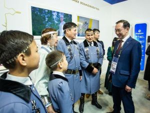 Айсен Николаев на выставке «Россия» встретился с многодетной семьей Новгородовых из Якутии