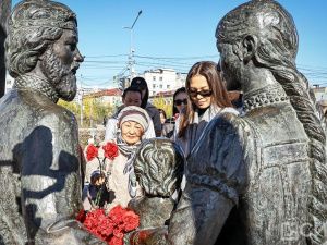 В честь Дня города Якутска к памятнику Семену Дежневу и Абакаяде возложили цветы