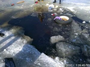 В Якутии взрослые сумели вытащить из тонущего автомобиля лишь четверых детей, один ребенок утонул