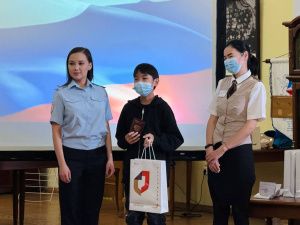 В Якутске юным горожанам торжественно вручили паспорта ко Дню Конституции РФ