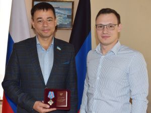 Министр здравоохранения ДНР вручил якутским врачам знаки отличия за заслуги перед республикой