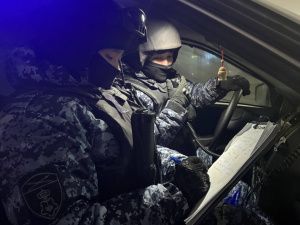 В Якутске росгвардейцы задержали агрессивную девушку, которая мешала медикам оказать помощь мужчине-суициднику