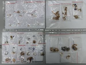 Мошенники заставили жителя Мирного сдать золото матери в ломбард и перевести им 900 тысяч рублей