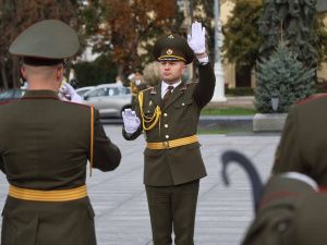 Глава Якутии возложил цветы к монументу Победы в Минске