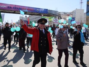Айсен Николаев поздравил участников первомайской демонстрации