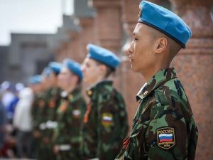 В Якутске возложили цветы к памятнику якутскому снайперу и мемориалу «Солдат Туймаады»