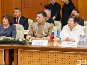 Айсен Николаев вручил якутянам государственные награды в преддверии Нового года