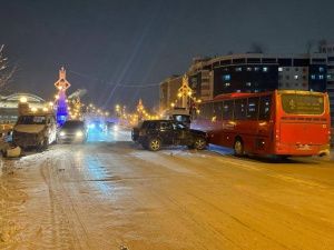 В Якутске произошло массовое ДТП с участием маршрутного автобуса