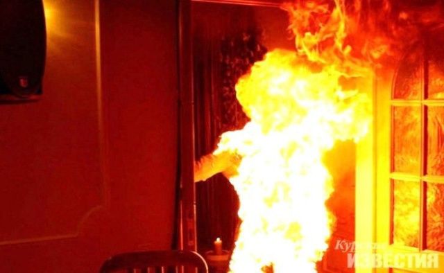 В Среднеколымске при пожаре в доме погиб мужчина, еще один пострадал