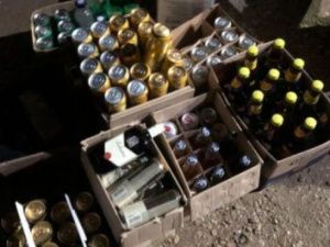 Бутлегеры продолжают продавать алкоголь из салонов автомобилей 